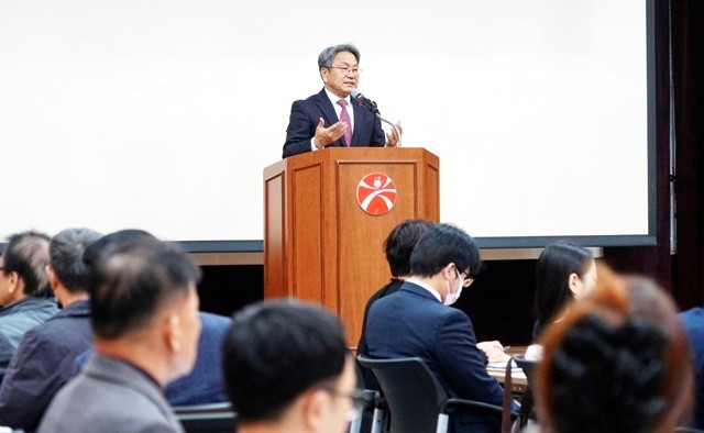 강기정 광주광역시장이 27일 일가정양립지원본부 다목적실에서 열린 '2025년 제1차 시민배심원단 회의'에 참석해 인사말을 하고 있다./광주광역시 제공