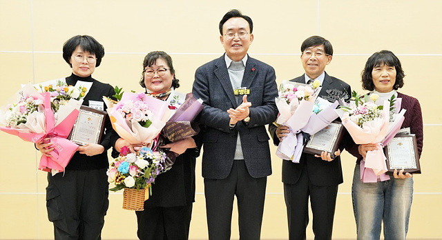 ‘장애인활동지원사업 역량 강화 워크숍’에서 유공 표창패 받은 수상자들이 윤병태 시장과 기념사진을 찍고 있다