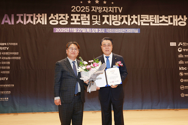 구복규 화순군수가 27일 열린 지방자치콘텐츠대상 시상식에서 문화관광 부문 대상 수상 후, 기념사진을 촬영하고 있다.