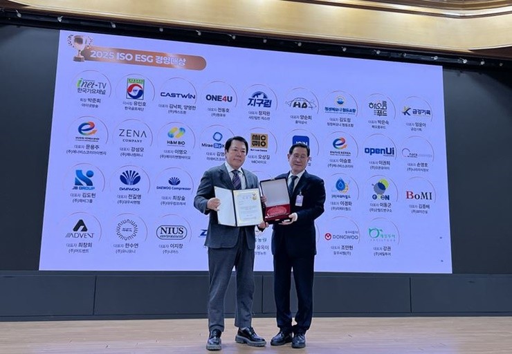 아이넷방송그룹 박준희 회장이 27일 서울 국회의사당 국회의원회관 제1회의실에서 열린 ‘2025 대한민국 의정대상 및 ESG 경영대상’ 시상식에서 ESG 경영대상을 받았다. / 사진제공=아이넷방송그룹