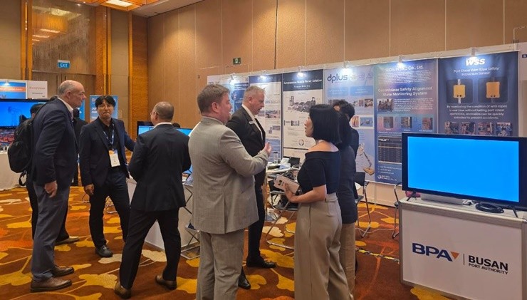 부산항만공사(BPA, 사장 송상근)는 11월 25일~26일 양일간 싱가포르 마리나 베이 샌즈 엑스포 및 컨벤션 센터에서 열리는 ‘TOC Asia 2025’에 참가해 부산항의 스마트 항만 운영성과와 BPA와 지원·협업 중인 6개 기업의 항만 물류 신기술을 소개한다고 밝혔다.   / 사진제공=부산항만공사