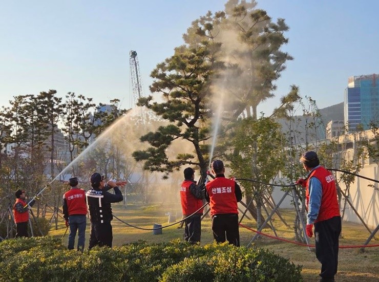 부산시설공단(이사장 이성림)은 2025년 가을철부터 2026년 봄철까지 이어지는 산불조심기간을 앞두고 공원·유원지 현장에서의 초기 대응 역량을 높이기 위해 공단 직원과 산불방지 인력을 대상으로 ‘산불방지 기본교육’을 실시했다. / 사진제공=부산시설공단