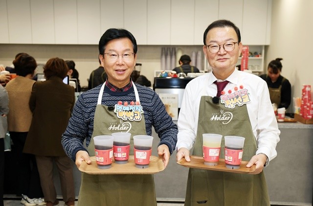 박병규 광산구청장(왼쪽)이 27일 구청 1층 카페홀더에서 일일 명예점장 사회공헌활동을 진행했다.