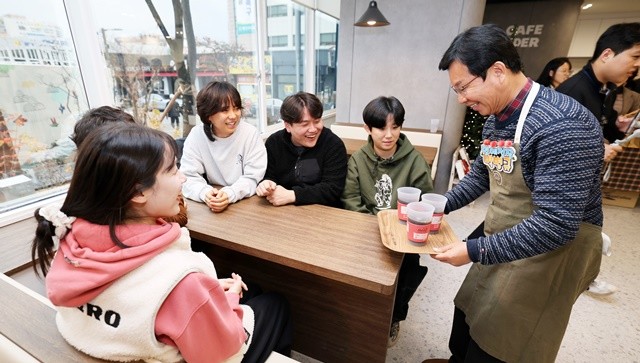 박병규 광산구청장이 27일 구청 1층 카페홀더에서 시민들에게 음료를 내고 있다.