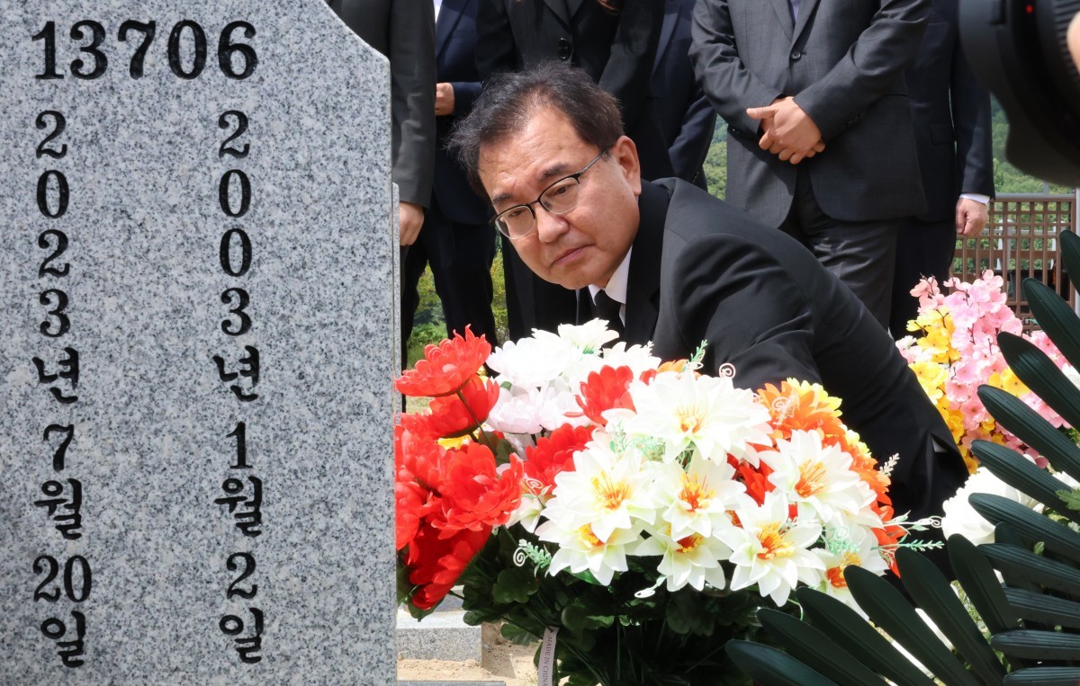 순직 해병 수사 방해 의혹 사건을 수사하는 이명현 특별검사가 지난 7월 채상병이 안장된 국립대전현충원을 찾아 채상병 묘역에 참배한 뒤 묘역을 바라보고 있다. / 뉴스1