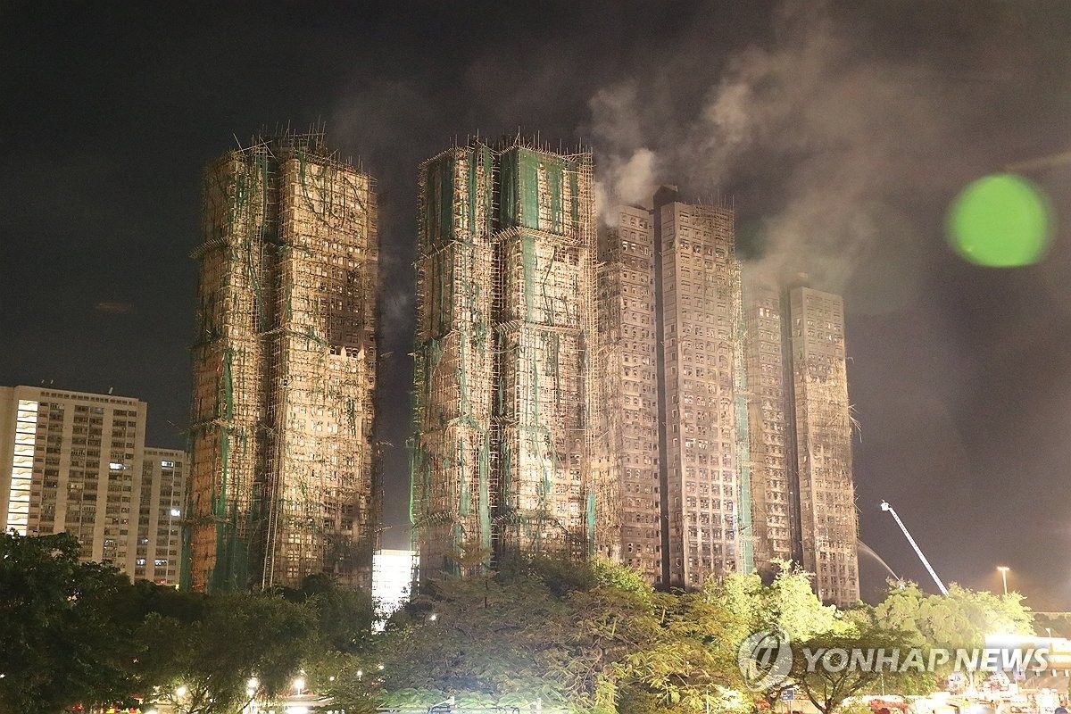 27일(현지시간) 오후 10시 15분께 홍콩 북부 타이포의 고층 아파트 단지 '웡 푹 코트'(Wang Fuk Court)에서 잔불과 열기로 인한 회색 연기가 피어오르고 있다. / 연합뉴스
