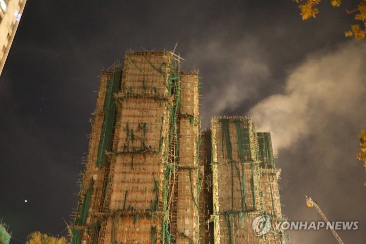 27일(현지시간) 오후 10시 21분께 홍콩 북부 타이포의 고층 아파트 단지 '웡 푹 코트'(Wang Fuk Court)에서 화재로 인한 연기가 피어오르고 있다. / 연합뉴스