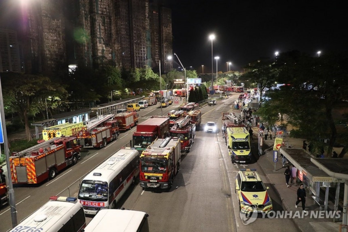 27일(현지시간) 오후 10시 15분께 대형 화재가 발생했던 홍콩 북부 타이포의 고층 아파트 단지 '웡푹 코트'(Wang Fuk Court) 인근에 경찰차와 소방차가 주차돼 있다. / 연합뉴스