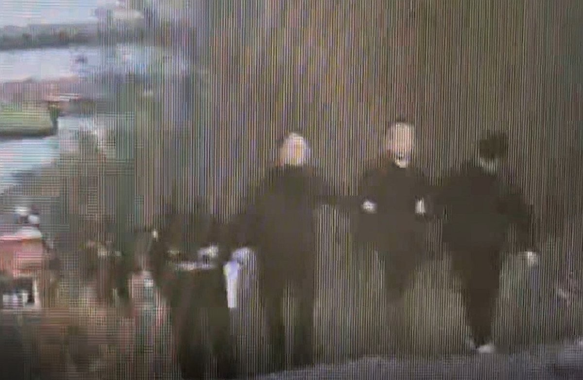 전 여자친구를 살해한 혐의로 긴급 체포된 50대 남성 김모 씨가 26일 오후 충북 충주호에서 경찰에 실종 여성의 차량을 유기한 지점을 밝힌 뒤 다시 호송되고 있다. 자료 사진.     퇴근길 청주에서 실종된 50대 여성이 행방불명된 지 44일 만에 주검으로 발견됐다.     충북경찰청은 27일 오후 8시쯤 충북 음성군 모 폐기물 업체에서 실종자인 50대 여성 A 씨의 시신을 발견했다. 발견 당시 시신은 해당 폐기물 업체에 있는 마대에 담겨있었던 것으로 전해졌다.        / 연합뉴스