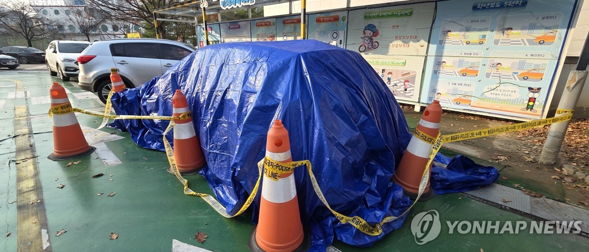 청주에서 실종된 여성의 SUV가 27일 충북경찰청의 한 주차장에 보관돼 있다. 경찰은 충주호에서 해당 SUV를 인양했다. 자료 사진 / 연합뉴스