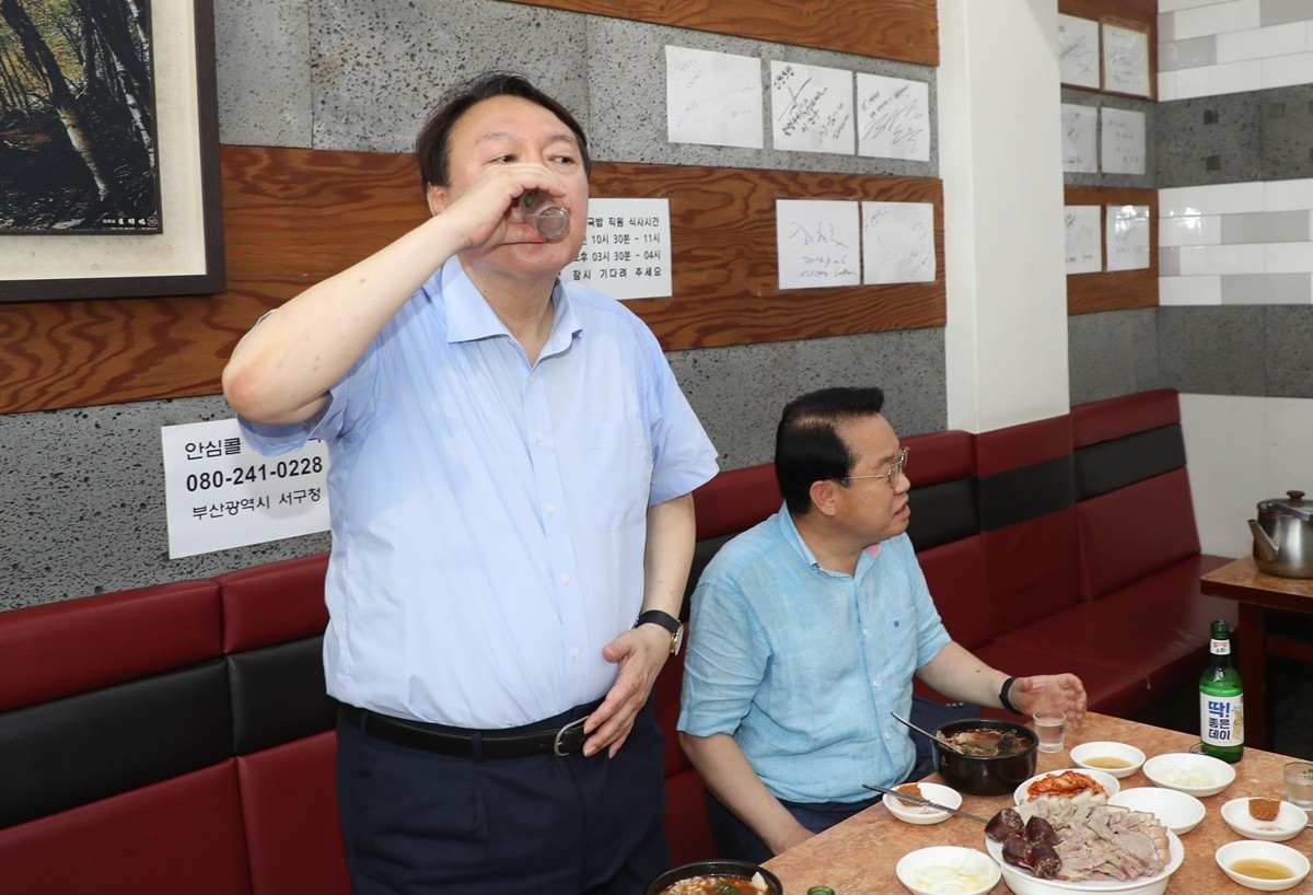 야권 대권주자이던 2021년 당시 윤석열 전 대통령이 부산 서구의 한 식당을 방문, 지역 국회의원들과 함께 식사하면서 소주를 마시고 있다. / 뉴스1