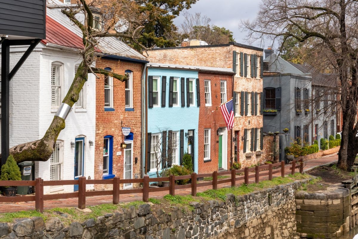 ‘체사피크&오하이오 운하' 트레일에 늘어선 벽돌집. / Brian Logan Photography-shutterstock.com