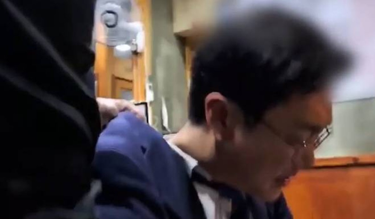 장경태 의원이 고소인의 남자 친구에게 목덜미를 잡힌 모습. / TV조선