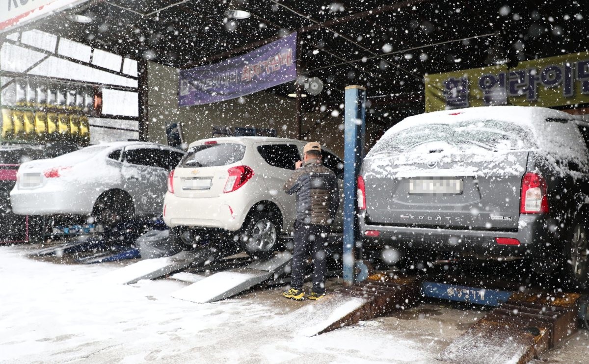 차량정비소에서 스노우타이어 교체 작업이 한창인 모습. / 뉴스1