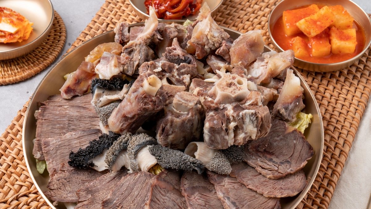 꼬리수육 / Hyeong-Taek Lee-shutterstock.com