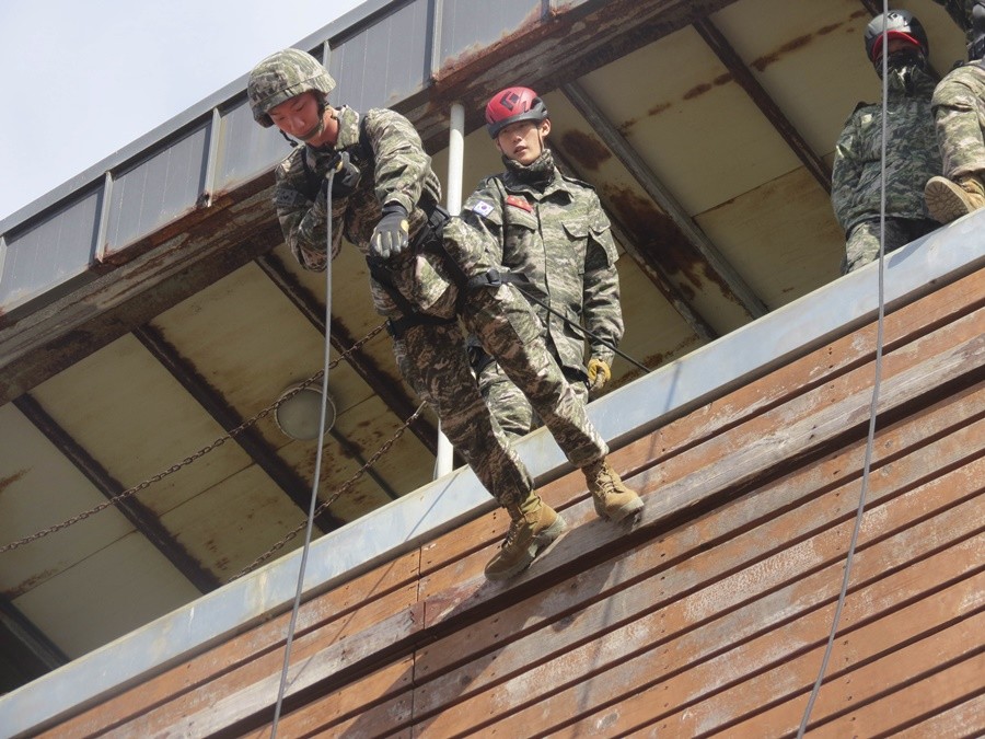 해병대 1사단 33대대가  제주 서귀포시 모슬포 다목적 교장에서 산악전 수행능력을 유지하기 위해 후면 레펠 훈련을 실시하고 있다. / 이하 부대 제공