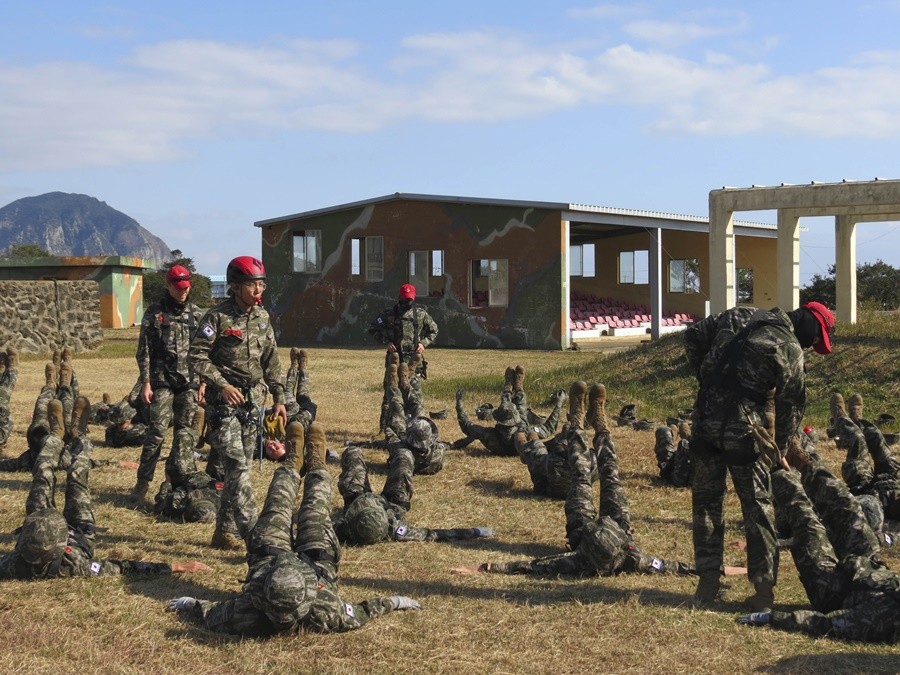해병대 1사단 33대대가 제주 서귀포시 모슬포 다목적 교장에서 산악전 임무유지훈련 전 PT체조를 실시하고 있다.
