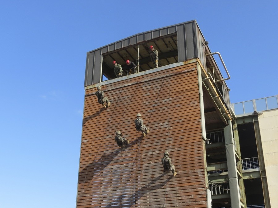 해병대 1사단 33대대가 제주 서귀포시 모슬포 다목적 교장에서 산악전 수행능력을 유지하기 위해 전면 레펠 훈련을 실시하고 있다.