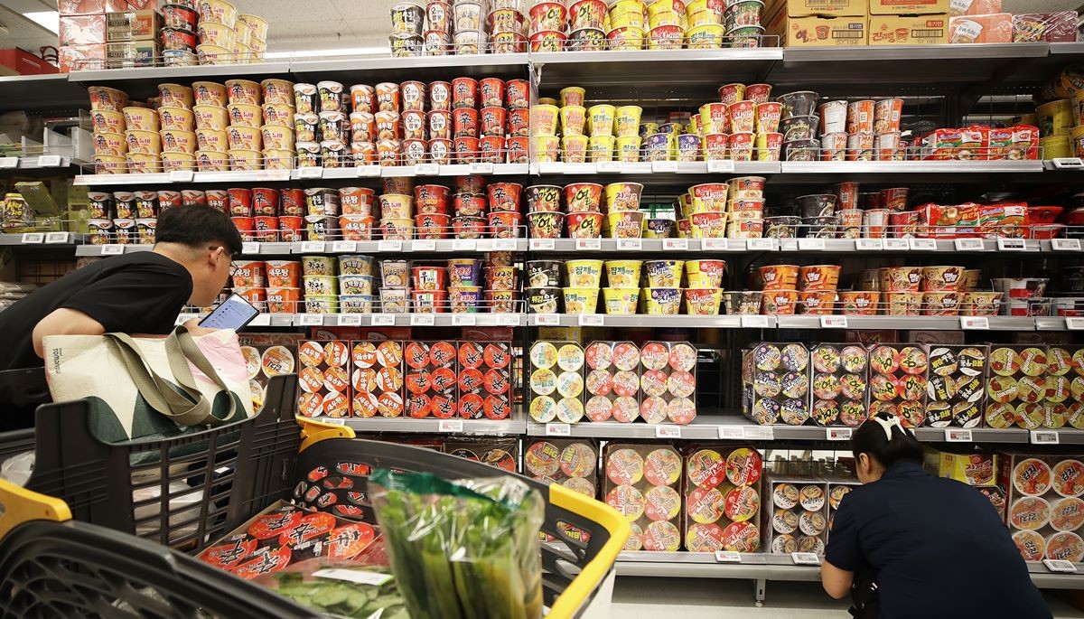 이마트 매장에 있는 라면 코너 모습. 기사 이해를 돕기 위한 자료 사진. 기사 내용과 직접적인 관련은 없음 / 뉴스1