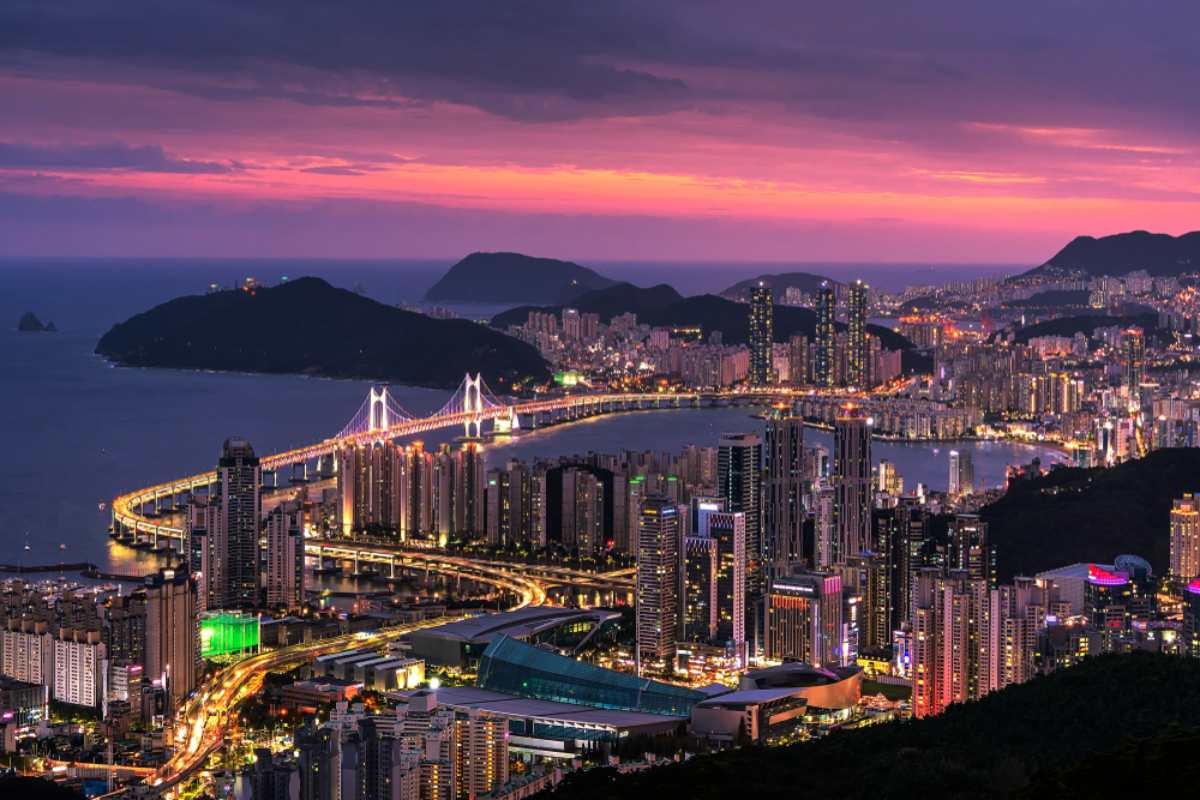 부산 센텀시티와 광안리 모습 / TRAVEL TAKE PHOTOS-shutterstock.com