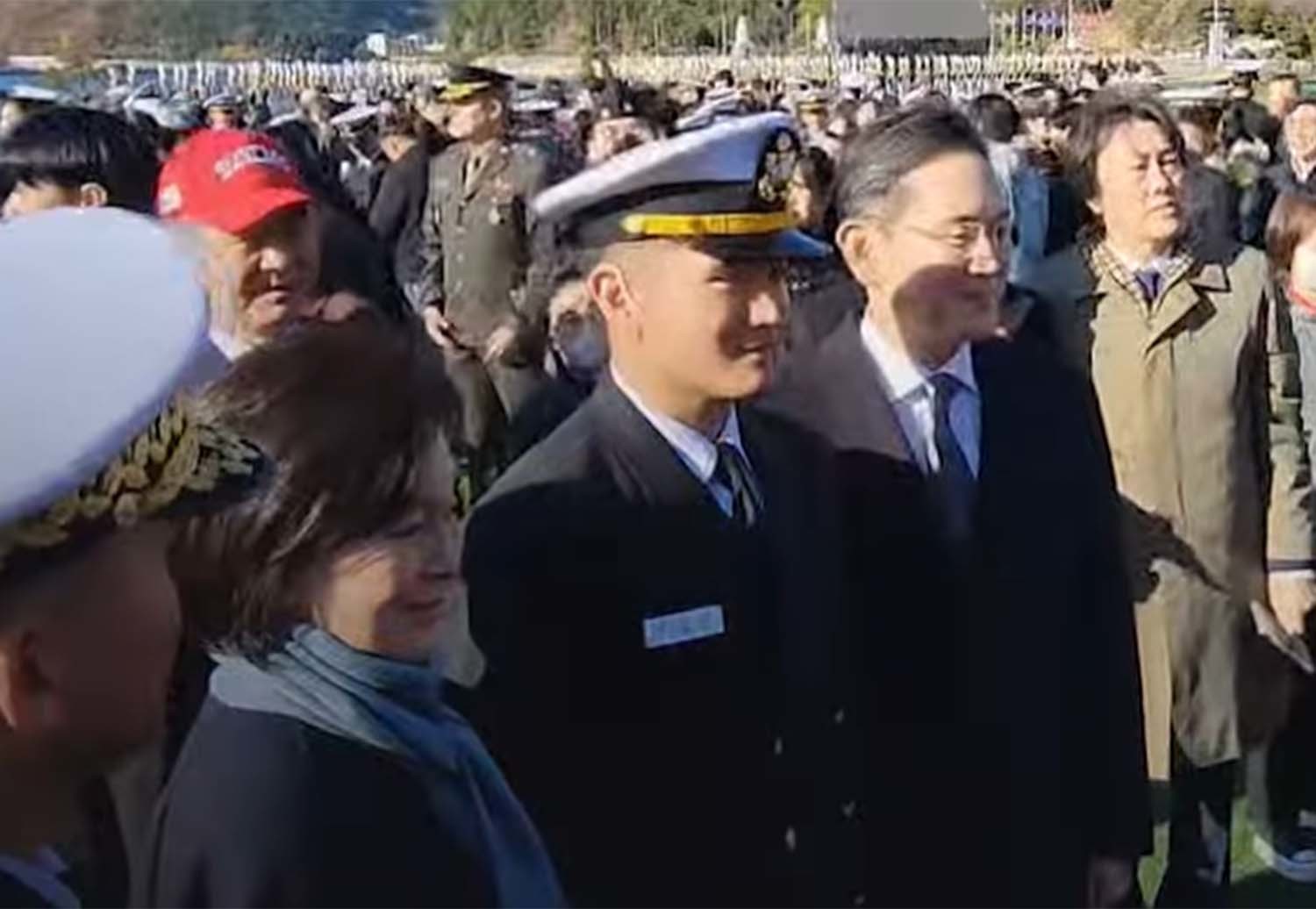28일 제139기 해군 학사사관후보생으로 정식 임관한 이재용 삼성전자 회장 장남 이지호(가운데) 소위가할머니 홍라희(왼쪽) 삼성미술관 리움 명예관장, 아버지 이재용 삼성전자 회장과 기념촬영을 하고 있다. / '채널A News' 영상 캡처