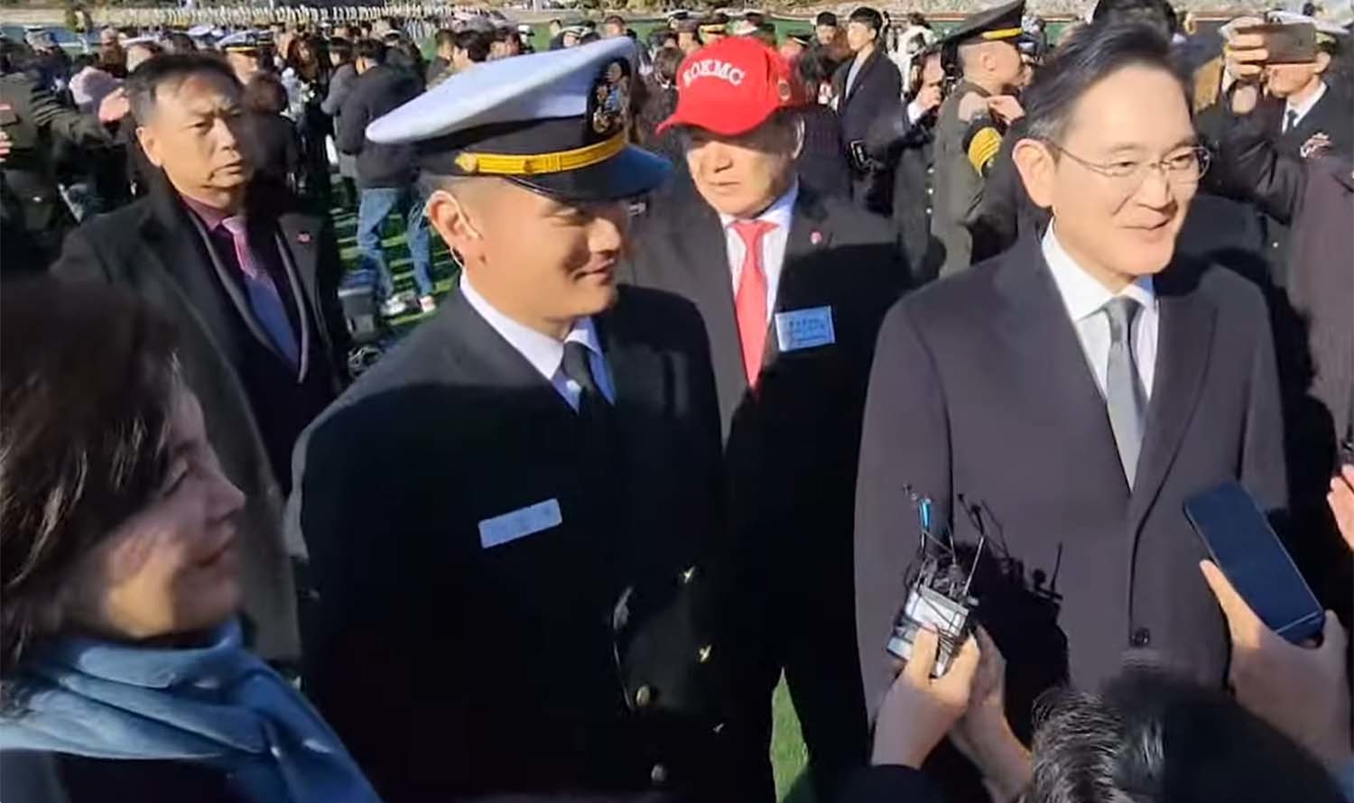 28일 제139기 해군 학사사관후보생으로 정식 임관한 이재용 삼성전자 회장 장남 이지호(가운데) 소위가할머니 홍라희(왼쪽) 삼성미술관 리움 명예관장, 아버지 이재용 삼성전자 회장과 기념촬영을 하고 있다. / '채널A News' 영상 캡처