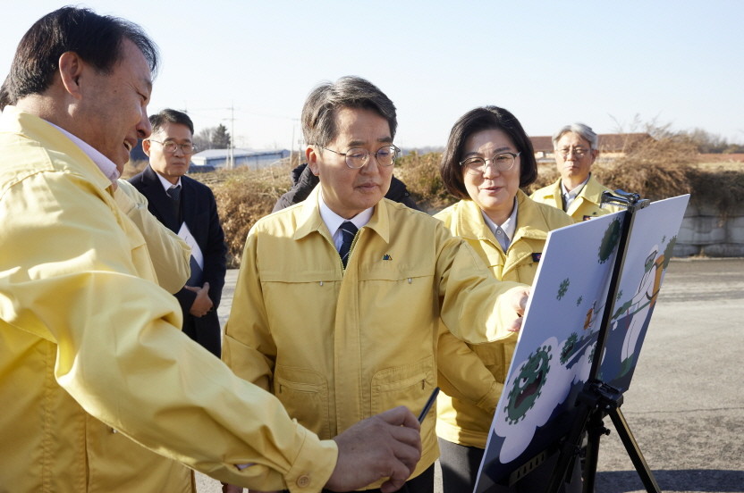 김동연 지사가 28일 거점소독시설을 방문해 점검하고 있다. / 경기도