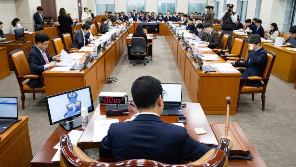 신정훈 국회 행정안전위원장이 27일 서울 여의도 국회에서 열린 제429회 국회(정기회) 행정안전위원회 제16차 전체회의에서 의사봉을 두드리고 있다. / 뉴스1