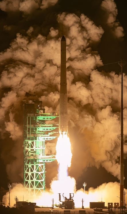 경상남도(도지사 박완수)는 27일 새벽 전남 고흥 나로우주센터에서 진행된 한국형 발사체 누리호 4차 발사 성공을 두고 “경남이 국가 우주항공 전략의 중심지임이 다시 한번 확인됐다”고 밝혔다. 사진제공=연합