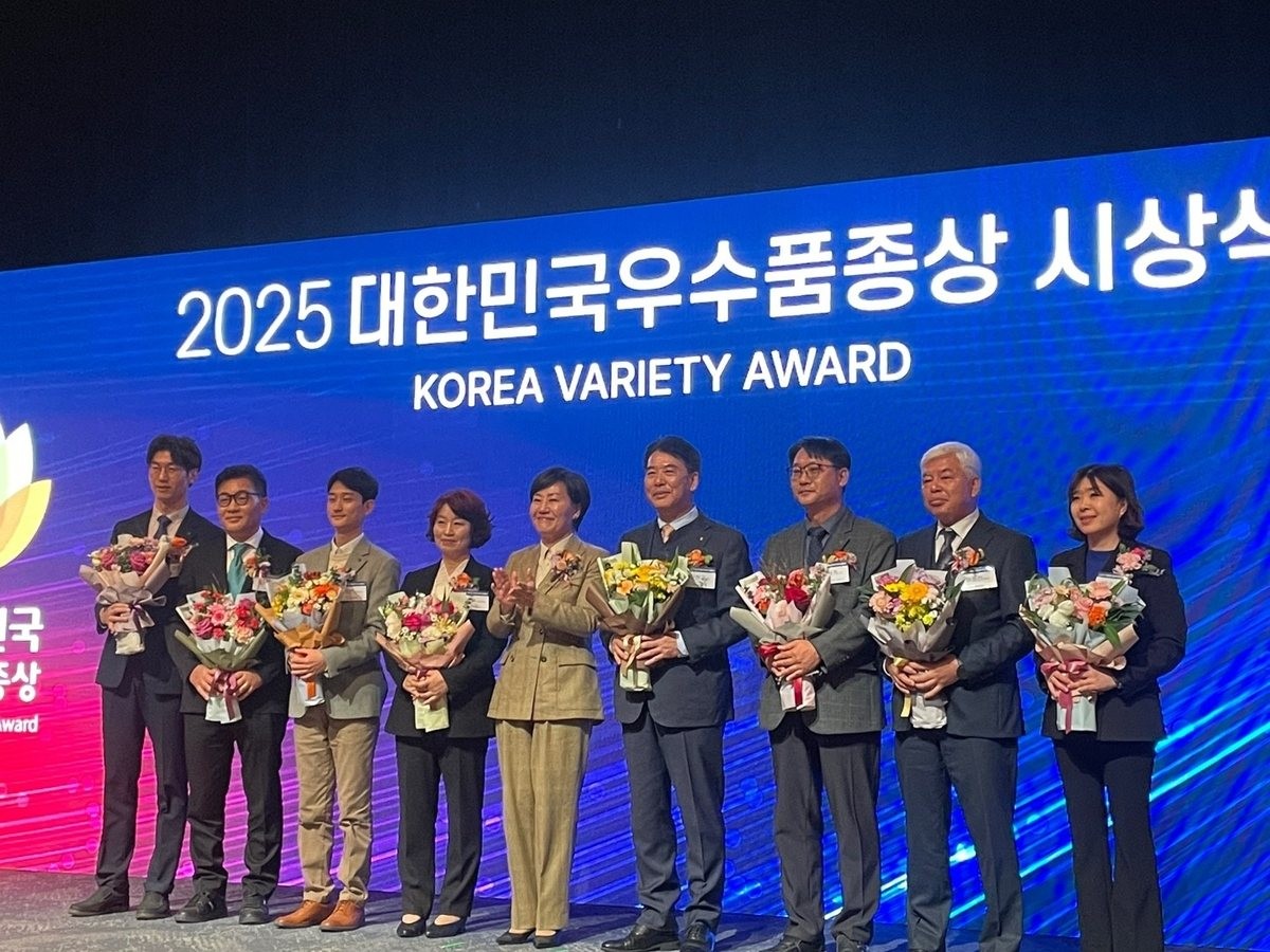 딸기 '금실' 대한민국 우수품종상 수상 관련 이미지. / 경남도 제공