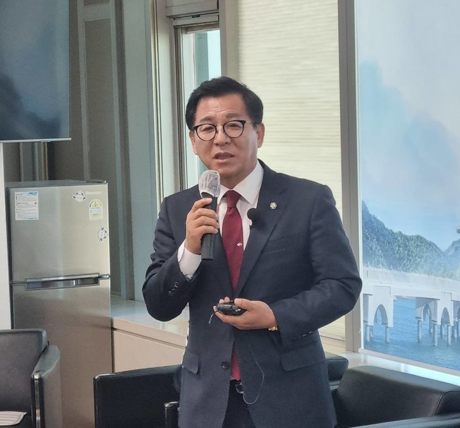 28일 포항시청에서 K스틸법 통과에 따른 기자간담회 하는 이상휘 의원/황태진 기자