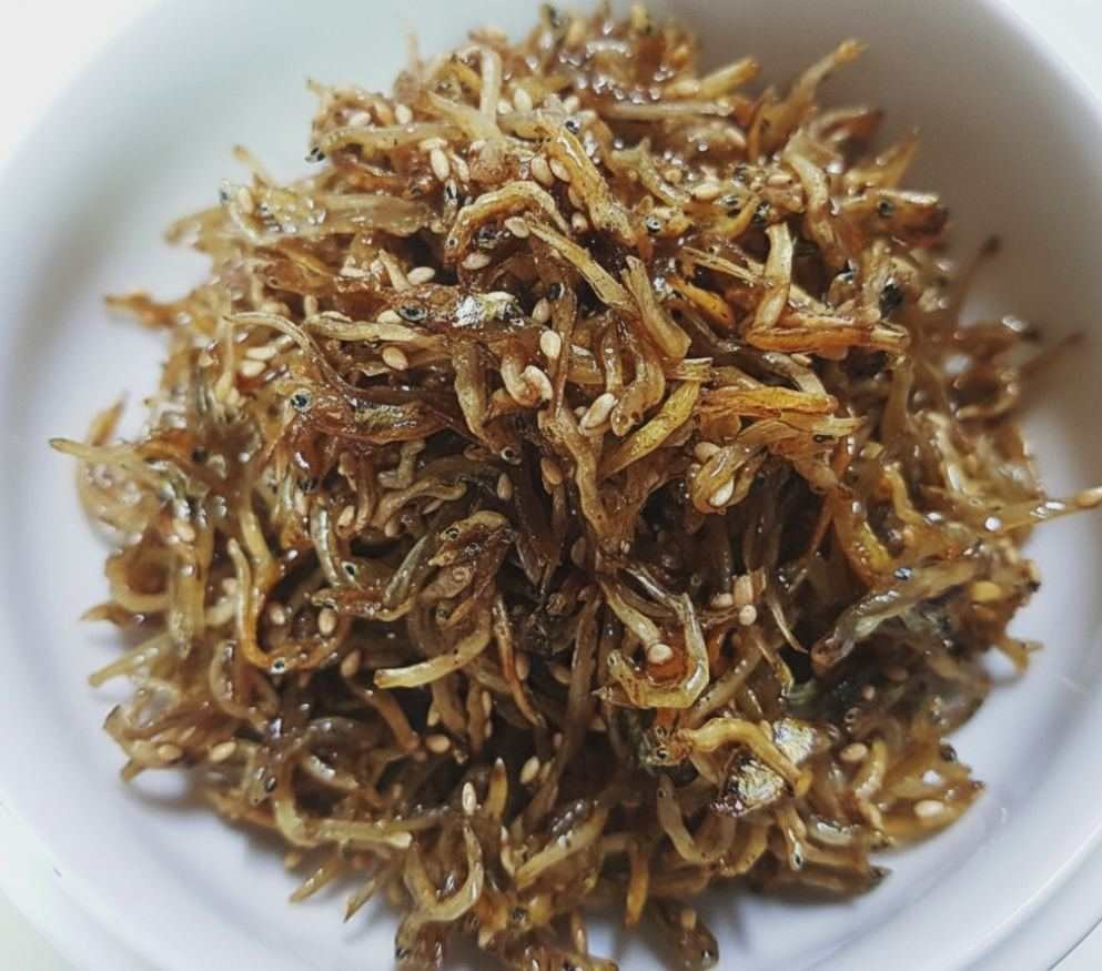 대한민국 '국민 반찬' 멸치볶음. 기사 내용을 바탕으로 AI가 생성한 자료사진.