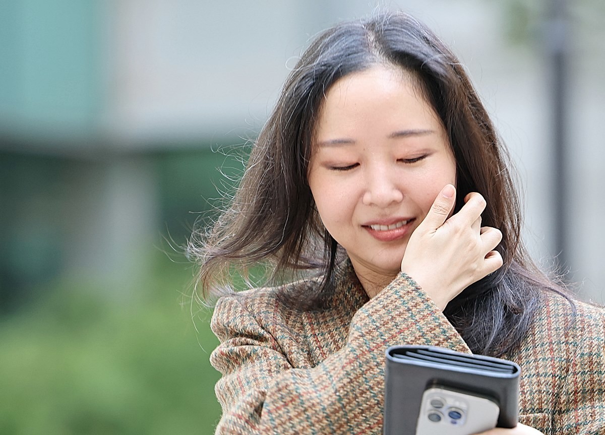 민희진 전 어도어 대표가 서울 서초구 서울중앙지방법원에서 열린 하이브와의 소송 변론기일에 출석하고 있다. 자료 사진 / 뉴스1
