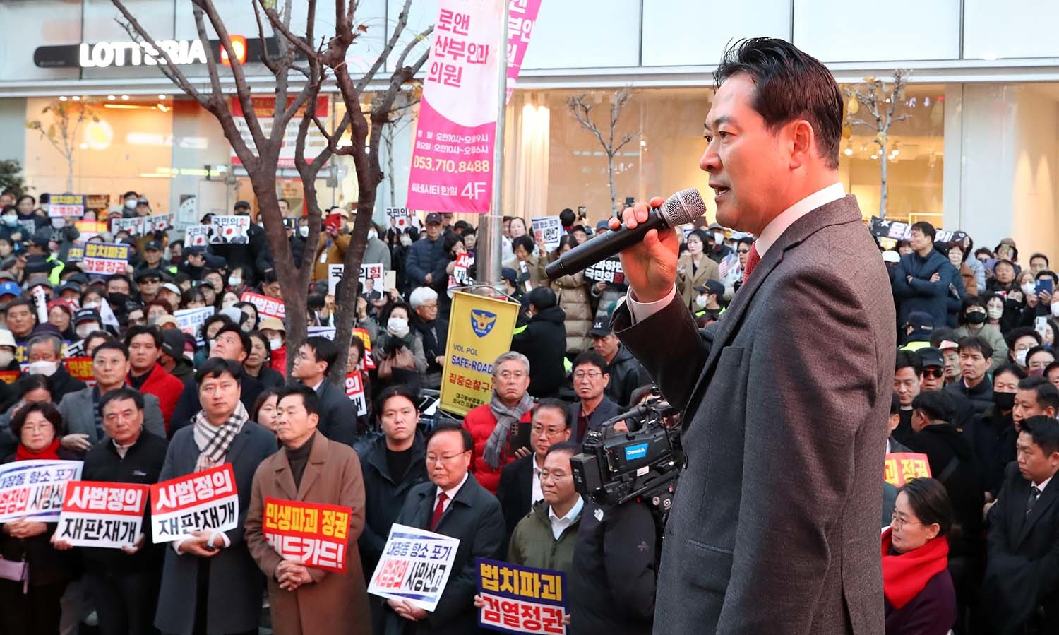 장동혁 국민의힘 대표가 28일 오후 대구 중구 동성로에서 열린 '민생회복 법치수호 대구 국민대회'에서 연설하고 있다. / 뉴스1