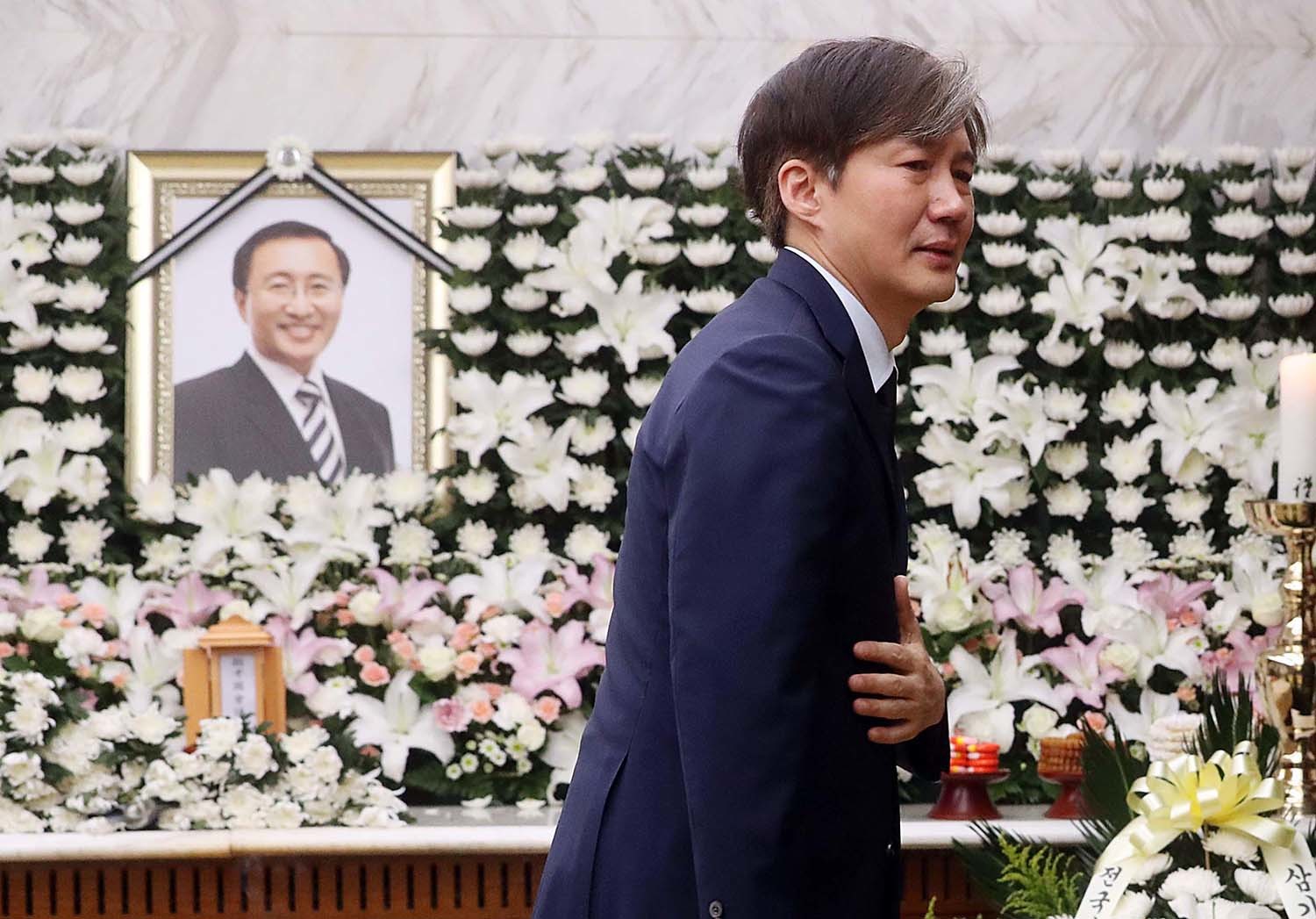 조국 조국혁신당 대표가 청와대 민정수석이었던 2018년 7월 24일 서울 서대문구 연세대 세브란스병원 장례식장에 마련된 노회찬 전 정의당 의원(당시 정의당 원내대표) 빈소에서 눈물을 흘리고 있다. / 뉴스1