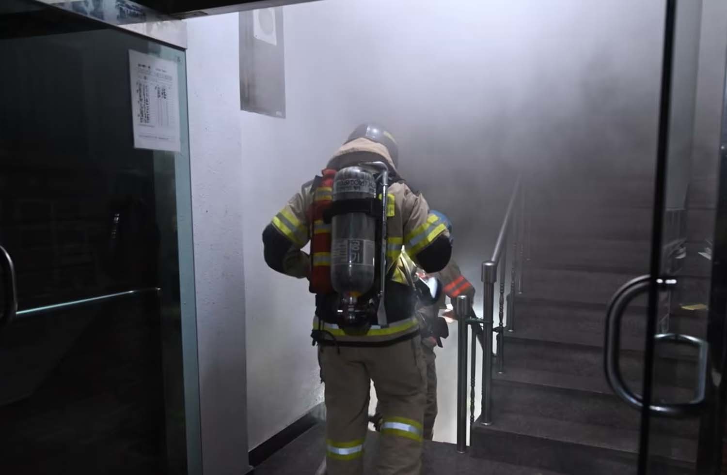 부부싸움 중 남편이 방화해 불이난 곳에 소방대원들이 진입하고 있다. / 강동소방서 제공