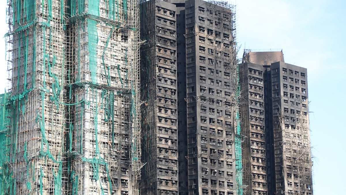 28일(현지시간) 화재가 완전히 진압된 홍콩 북부 타이포의 고층 아파트 단지 웡 푹 코트의 창문이 대부분 깨지거나 녹아내린 상태다. / 연합뉴스