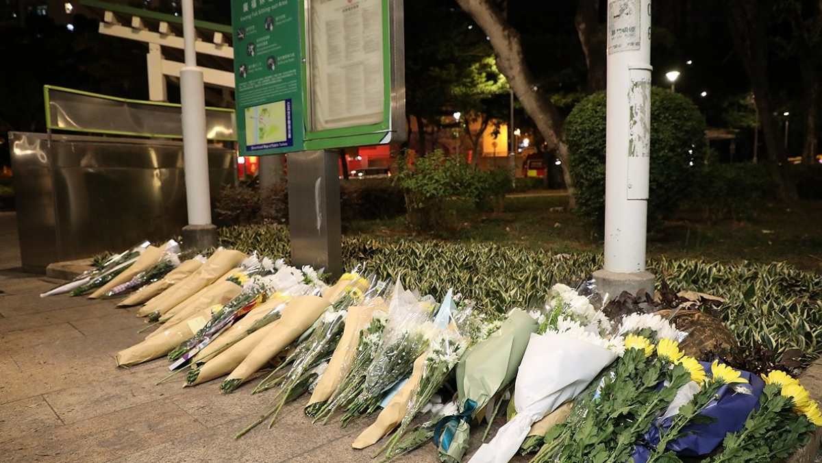 28일(현지시간) 대형 화재가 발생한 홍콩 북부 타이포의 고층 아파트 단지 웡 푹 코트 인근 공원에 추모객들이 두고 간 꽃다발이 놓여있다. / 연합뉴스