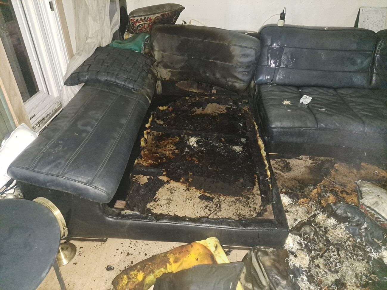 파주 아파트 화재 현장. 토요일인 29일 오전 3시 33분쯤 경기도 파주시 동패동에 있는 한 고층 아파트 5층에서 불이 났다.     현재 경찰과 소방 당국은 정확한 화재 원인을 조사하고 있다.        / 경기도북부소방재난본부 제공