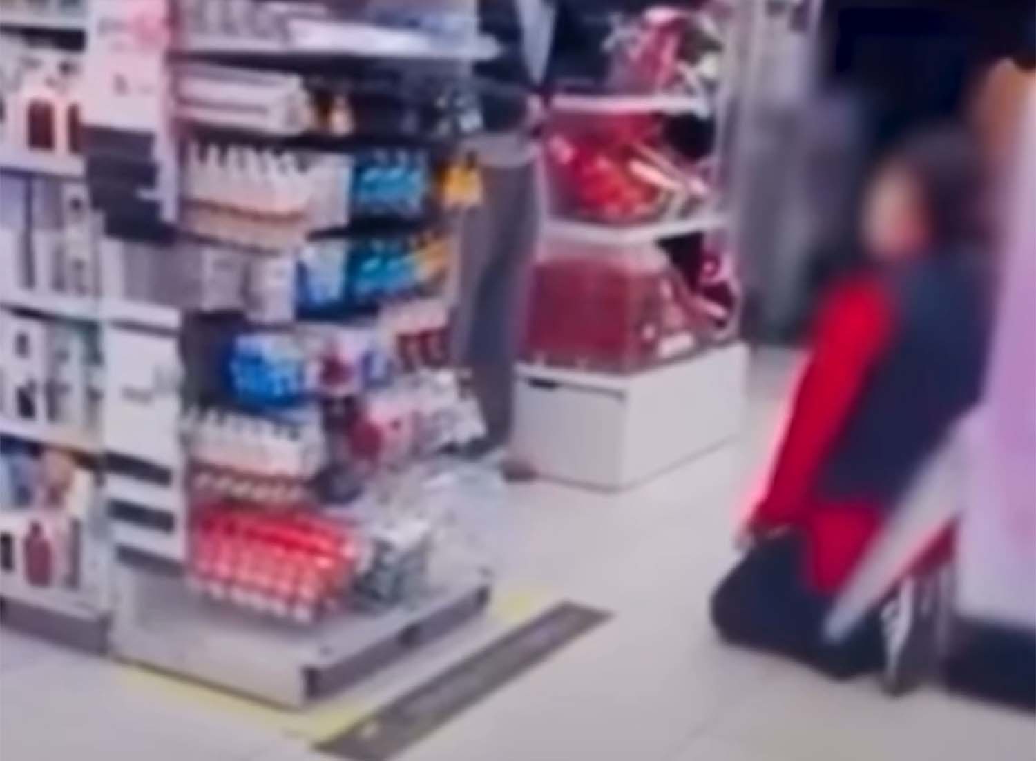 문제의 무릎 사과 장면. SNS에 올라온 영상을 캡처한 것이다.