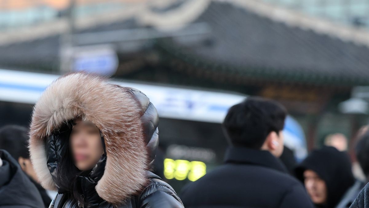 강풍에 꽁꽁 싸맨 출근길 / 뉴스1