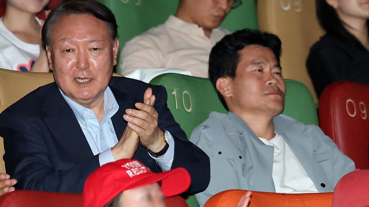 윤석열 전 대통령이 5월 21일 오전 서울 메가박스 동대문에서 영화 ‘부정선거, 신의 작품인가’ 관람을 마치며 박수치고 있다. 오른쪽에는 전한길씨가 앉아있다. / 뉴스1
