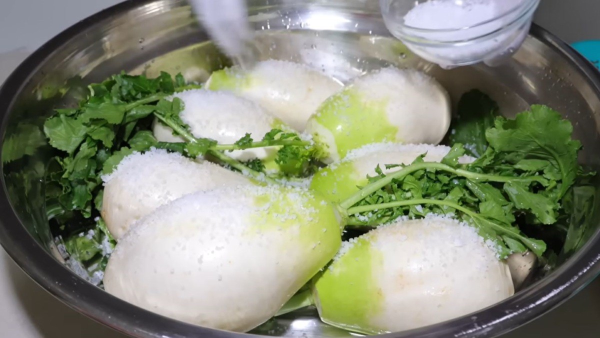 천일염에 절여지는 무우들. / 유튜브 '엄마의 요리백과'