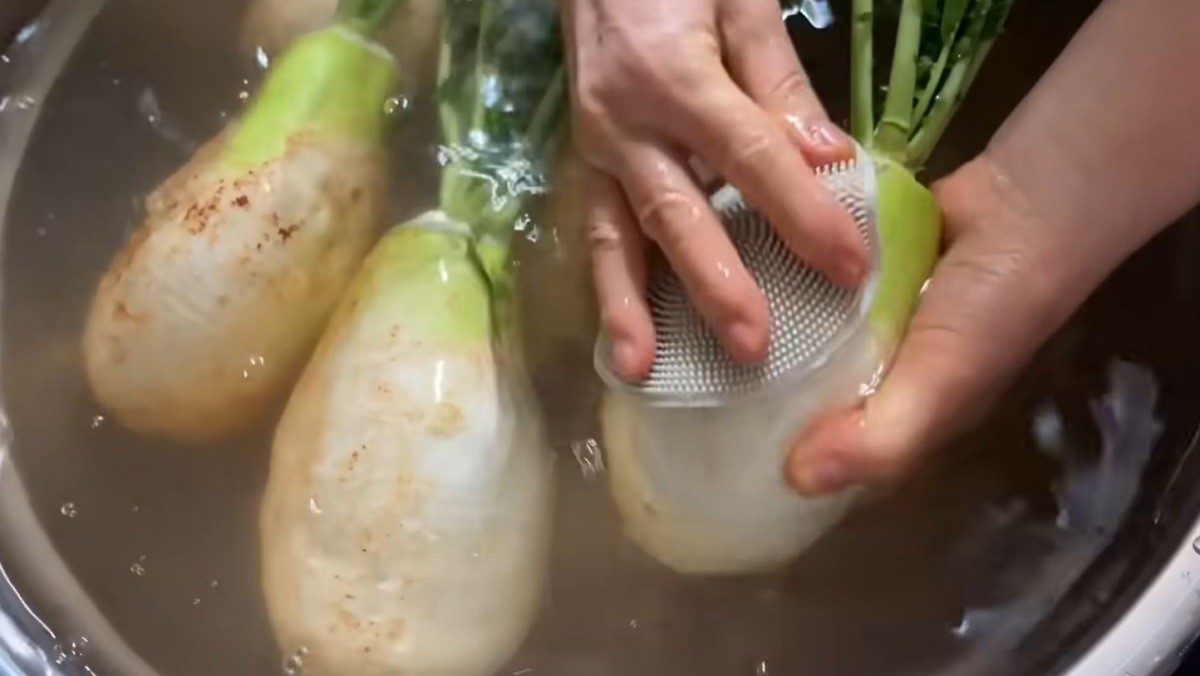 깨끗하게 씻겨지는 무우들. / 유튜브 '엄마의 요리백과'