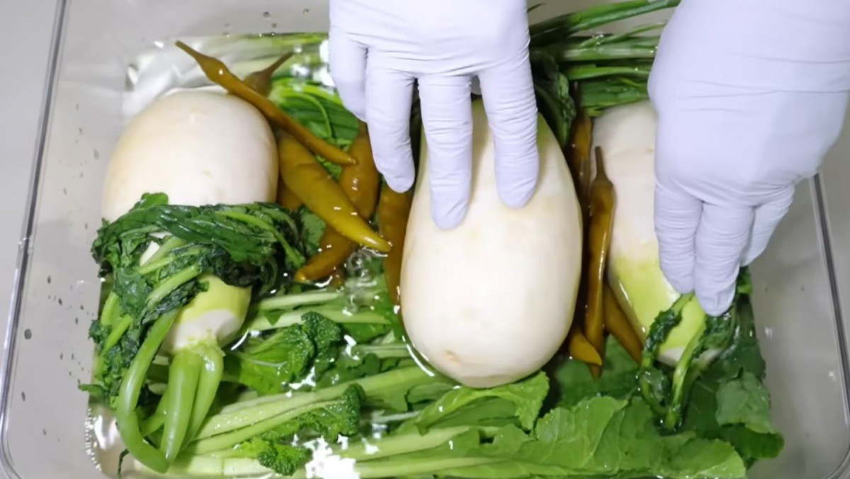 부재료들과 함께 담궈지는 무우들. / 유튜브 '엄마의 요리백과'