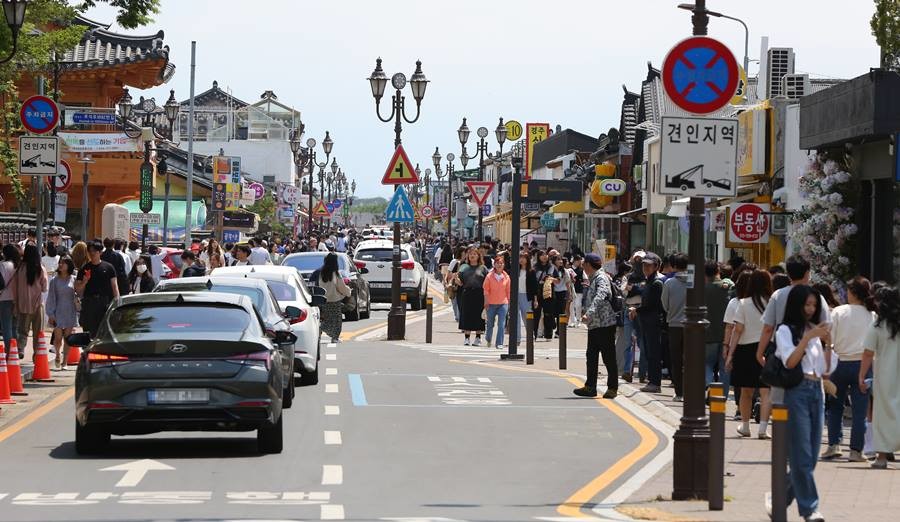 경주 황리단길을 찾은 관광객들로 거리가 북적이고 있다/이하 경주시