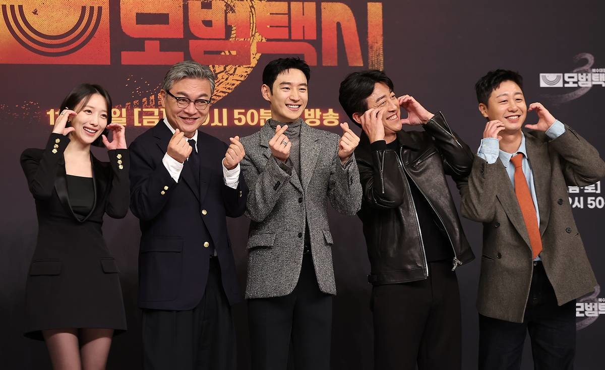 배우 표예진(왼쪽부터), 김의성, 이제훈, 장혁진, 배유람이 지난 18일 오후 서울 양천구 목동 SBS에서 열린 SBS ‘모범택시 시즌3’ 제작발표회에 참석해 포즈를 취하고 있다. 오는 21일 첫 방송되는 ‘모범택시3’는 모범택시 기사 김도기(이제훈)가 억울한 피해자를 대신해 택시회사 ‘무지개 운수’ 멤버들과 복수를 완성하는 사적 복수 대행극이다. 실제 범죄 사건을 모티프로 삼아 통쾌한 전개를 선사하며 ‘사이다 드라마’라는 반응을 얻은 작품으로, 인기에 힘입어 세 번째 시즌까지 이어지게 됐다 / 뉴스1