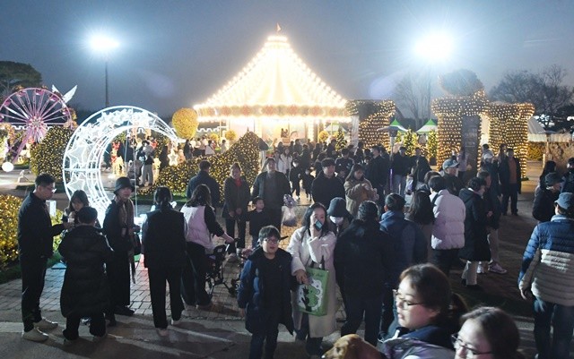 지난 29일, 축제가 열린 함평엑스포공원은 형형색색의 불빛을 즐기려는 가족, 연인 단위의 관광객들로 발 디딜 틈 없이 붐볐다. / 노해섭 기자
