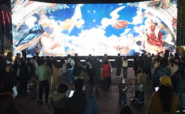 관광객들이 이이남 작가의 작품 대형 스크린을 관람하고 있다.