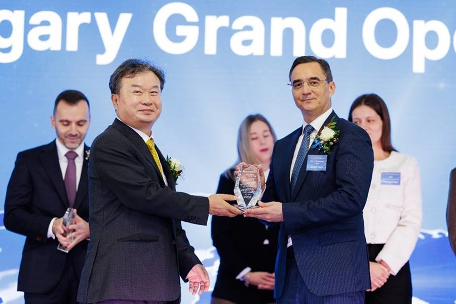 이동채 에코프로 창업주가 28일(현지시간)헝가리 데브레첸 공장에서 준공을 지원해 준 이스트반 요(István Joó) 헝가리투자청(HIPA)장,라슬로 파프(László Papp) 헝가리 데브레첸 시장 등 헝가리 정부 관계자들에게 감사패를 전달하고 있다/이하 에코프로